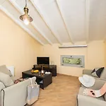 Stephania Villa