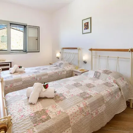 Stephania Villa *